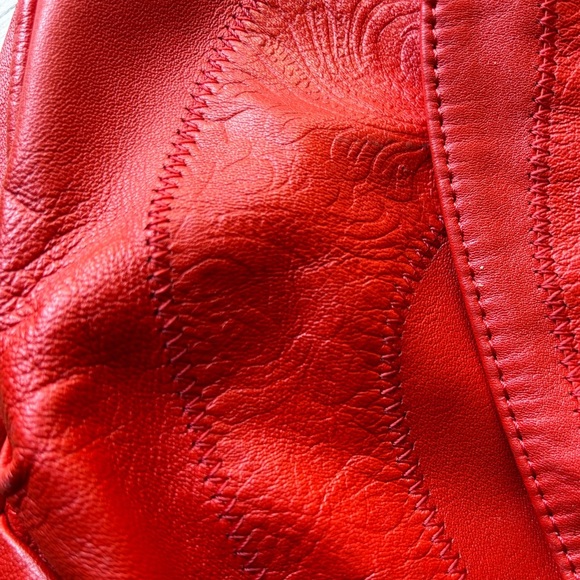 Vintage Embossed Red Leather Shoulder Bag with tassel - Picture 5 of 14